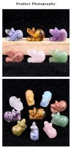 Macro dettagliata di figurine di topo intagliate a mano in varie pietre naturali