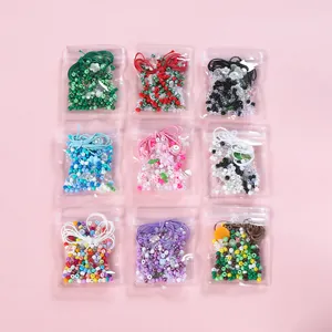 Dettaglio di 9 confezioni di perline acriliche colorate e cordini per gioielli