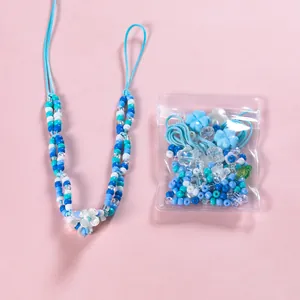 Dettaglio del kit di perline fai-da-te blu e bianco con ciondoli a fiore e perline