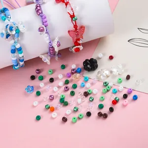 Set gioielli fai da te con perle colorate in vetro acrilico e bracciali con farfalle e fiori