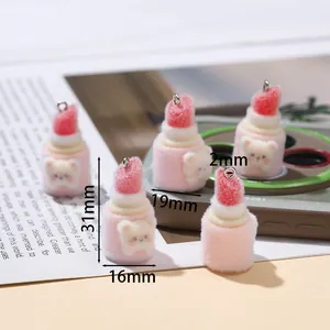 Vue détaillée des dimensions d'un pendentif ours rose pour coques de téléphone et DIY