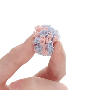 Primer plano de pompón de encaje bicolor de 2,5 cm para accesorios de pelo DIY y manualidades