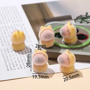 Gros plan de pendentifs capybara jaunes floqués pour porte-clés DIY taille 28x20mm