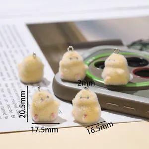Vue détaillée de cinq breloques poussins floqués jaunes avec dimensions pour DIY