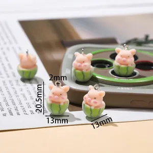 Détail du pendentif cochon floqué dans une pastèque avec dimensions 20,5 mm x 13 mm