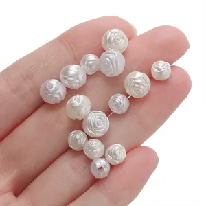 Dettaglio macro di perle a rosa in ABS bianco con finitura perlata lucida per gioielli fai da te