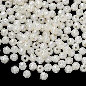 Dettaglio macro di perle a forma di rosa bianca lucida in ABS per la creazione di gioielli