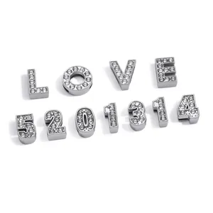 Dettaglio macro di perline LOVE e 5201314 con strass argento per gioielli fai-da-te