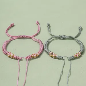 Handgewebtes verstellbares Kordel-Armband-Set in Pink und Grün mit Goldfäden