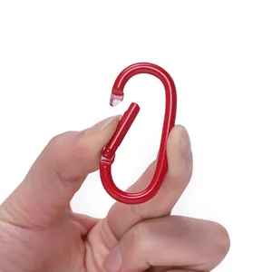 Detailansicht: Hand öffnet den roten ovalen Karabiner aus Legierung für DIY-Schlüsselanhänger