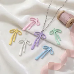 Vue détaillée de breloques nœuds colorés en 6 teintes sur soie avec collier argenté