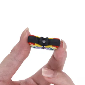 Detalle de una cuenta de mariposa de PVC colorida con agujero para crear joyas artesanales