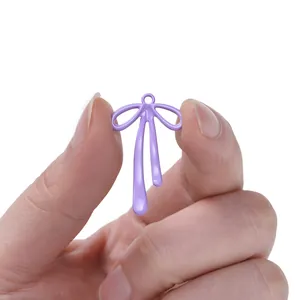 Gros plan d'un pendentif nœud violet clair pour la création de bijoux et DIY