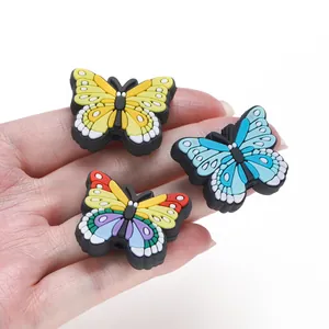 Abalorios de mariposa de PVC de colores para zuecos y accesorios de bricolaje