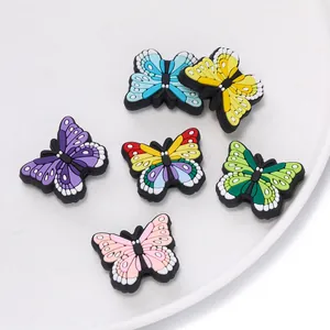Detalle de dijes de mariposa 3D en PVC para zuecos en 6 vibrantes colores pastel