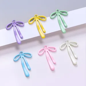 Détail macro de pendentifs nœuds en alliage en six couleurs pastel pour bijoux DIY