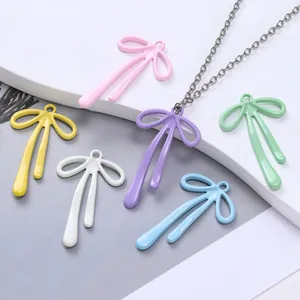 Détail des pendentifs nœuds colorés en alliage avec une finition en émail lisse