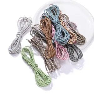 Dettaglio di cordini intrecciati da 3mm con fili metallici e trame multicolore