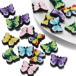 Vista de cuentas de mariposa de PVC de colores para manualidades y joyería DIY