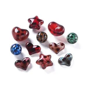 Perle in acrilico colorate con stampa animalier, forme a stella e cuore per gioielli