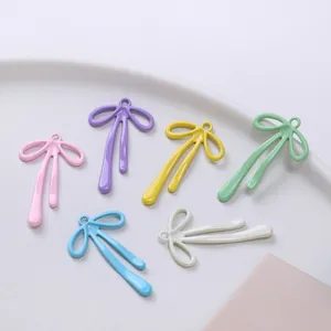 Gros plan de pendentifs nœuds en alliage coloré pour la création de bijoux DIY