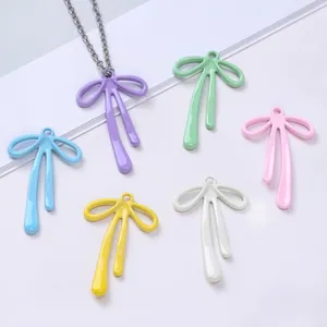 Vue détaillée de pendentifs nœuds en alliage macaron pour la création de bijoux DIY