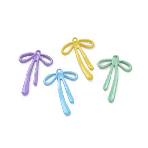 Détails de pendentifs nœuds en alliage coloré en violet, bleu, jaune et vert