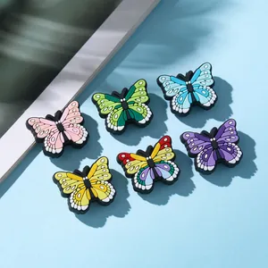 Detalle de coloridos dijes de mariposa de PVC 3D para manualidades y decoración de calzado