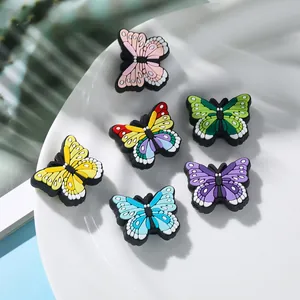 Set de 6 dijes de mariposa de PVC suave de colores para manualidades y zapatos