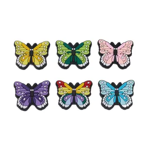 Set de 6 dijes de mariposas coloridas de PVC en tonos amarillo, verde, rosa y azul