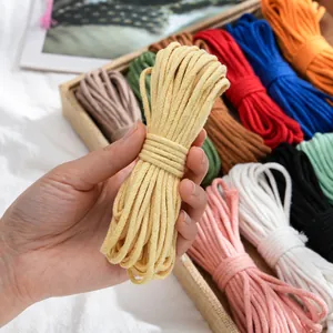 Détail macro montrant des cordes en coton torsadées multicolores de 3mm pour DIY créatif