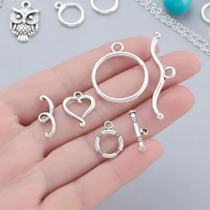 Antiksilberne Knebelverschlüsse aus Zinklegierung mit Herzanhängern für DIY-Schmuck