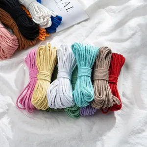 Détail macro de cordons en coton tressé 3mm multicolores pour bijoux DIY et artisanat