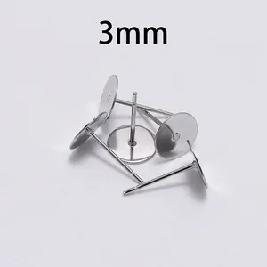 Dettaglio macro di perni per orecchini da 3mm in acciaio argentato per gioielli DIY