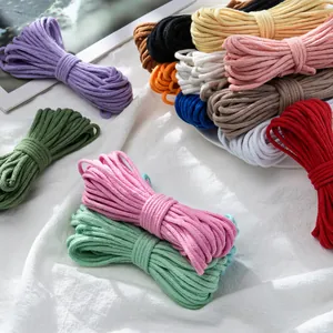 Gros plan de cordons en coton tressé de 3mm en plusieurs couleurs pour DIY créatif