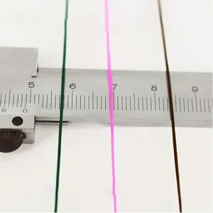 Mesure de précision d'un cordon de perlage en cristal élastique coloré au pied à coulisse