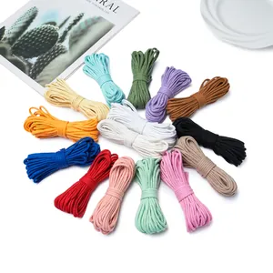 Vue macro de cordons en coton tressé colorés 3mm pour loisirs créatifs et DIY