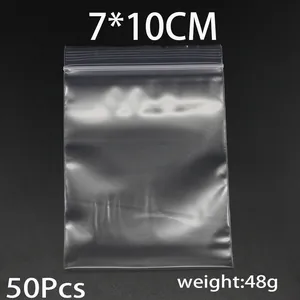 Λεπτομέρεια από διαφανείς σακούλες PE 7x10cm με κλείσιμο zip και βάρος πακέτου 50 τμχ