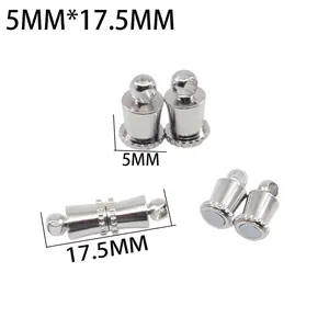 Makroaufnahme silberner Magnetverschlüsse für Schmuck mit Maßen 5mm x 17,5mm für DIY Ketten