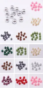Dettaglio macro di perle finte in ABS colorate per gioielli fai-da-te e accessori moda