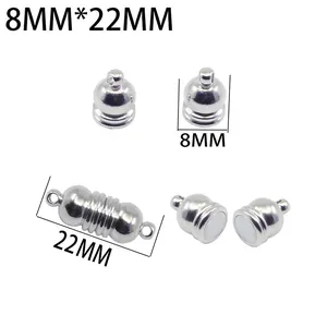 Makroaufnahme von 8x22mm Silber Magnetverschlüssen für DIY Edelstahl Schmuckprojekte