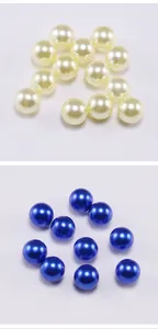 Dettaglio di perle in ABS bianco crema e blu zaffiro per creazione di gioielli fai-da-te e artigianato