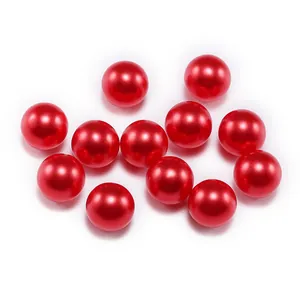 Dettaglio di perle rosse in ABS per la creazione di gioielli fai da te e decorazioni
