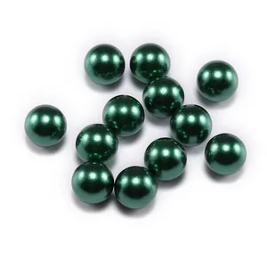 Dettaglio di 12 perle in ABS verde scuro lucido per gioielli fai-da-te e accessori per abiti
