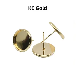 Vista macro di orecchini a perno in acciaio inossidabile oro KC e basi per cabochon