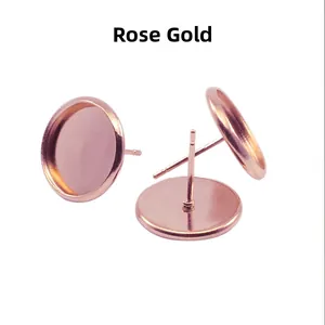 Dettaglio dei perni per orecchini fai-da-te in oro rosa con basi tonde per creazione gioielli