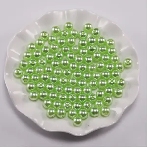 Detailopname van lichtgroene ABS-kralen met gaten voor DIY-sieraden en handwerken