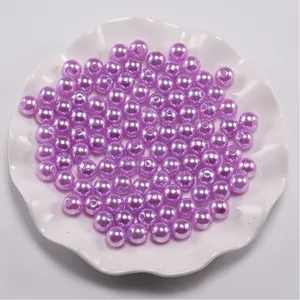 Detailopname van paarse ABS-parels met glanzende afwerking voor DIY-sieraden maken
