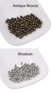 Dettaglio di perline tonde in metallo bronzo antico e rodio per creazione di gioielli