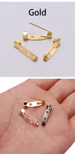 Vue détaillée d'épingles de broche à trois trous en or, argent et bronze pour DIY